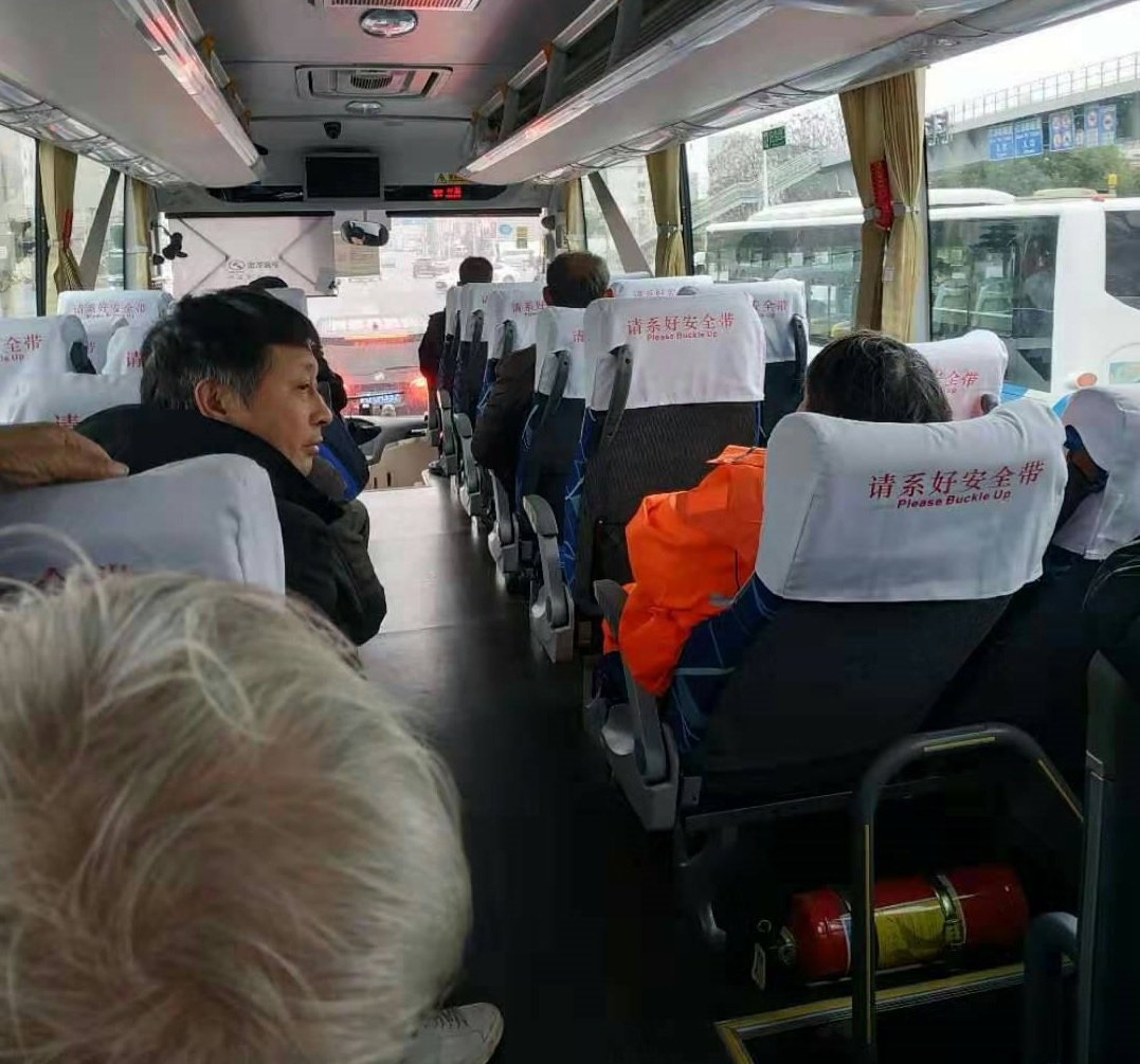 上海兩會，訪民到市政府設的舉報站遞交材料，被警察抓上大巴車後拉到府村路救助站分流。（受訪者提供）