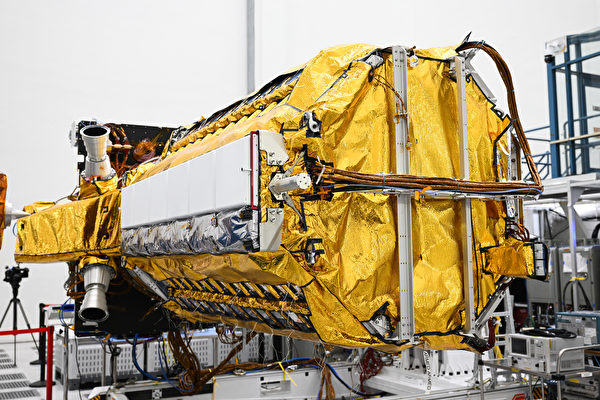 2023年2月3日，美國加州帕薩迪納（Pasadena），美國太空總署（NASA）噴氣推進實驗室（Jet Propulsion Laboratory，簡稱JPL）的潔淨室展示了「尼薩爾」（NISAR）衛星。（Patrick T. Fallon/AFP）