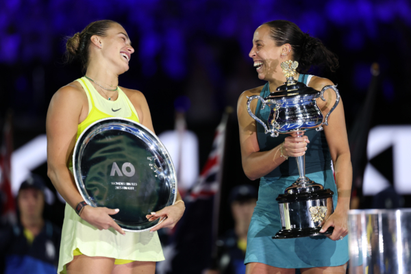 2025年1月25日,在澳洲公開賽女單決賽上,29歲美國老將姬絲(Madison Keys)以6:3/2:6/7:5戰勝了衛冕冠軍、白羅斯名將莎巴蘭卡(Aryna Sabalenka、左)奪得個人職業生涯首個大滿貫冠軍。(Clive Brunskill/Getty Images)