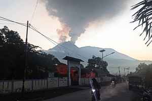 印尼火山爆發 逾2000人撤離 機場關閉
