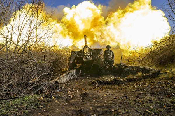 2022年11月8日，在俄烏戰爭中，烏克蘭士兵正向俄羅斯陣地開火。（Bulent Kilic/AFP via Getty Images）