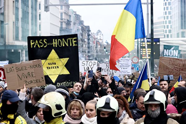 2021年12月5日，比利時布魯塞爾，民眾不滿政府的COVID-19防疫政策，聚集到街上抗議。（Kenzo Tribouillard/AFP via Getty Images）