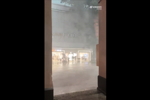 廣州降大暴雨 高架橋變「高架河」