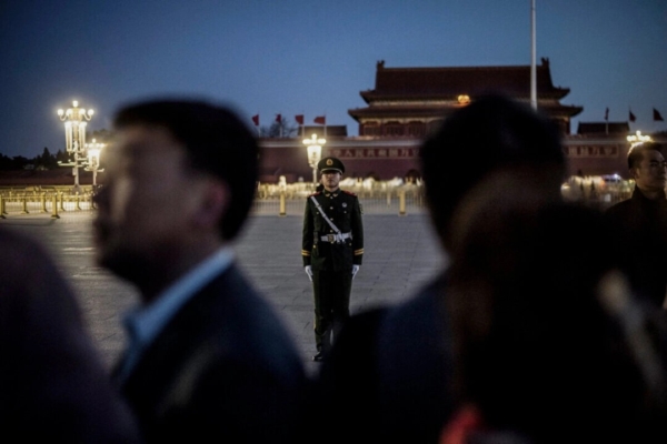 圖為2019年3月15日,一名武裝警察在天安門廣場站崗。示意圖。(Fred Dufour/AFP via Getty Images)