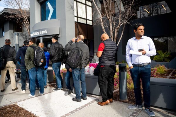 2023年3月13日，矽谷銀行的客戶在位於加州聖克拉拉的矽谷銀行總部排隊等候。（Noah Berger/AFP via Getty Images）