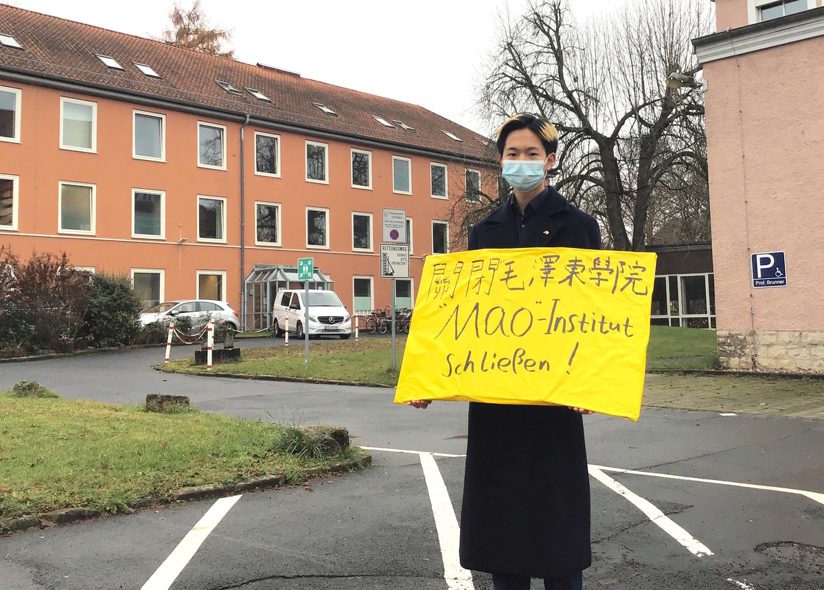 2020年12月10日國際人權日，德國自民黨青年社團哥廷根分部成員在孔院前抗議其破壞大學學術環境等。其中一中國留學生呼籲「關閉毛澤東學院」。（Veronika Muller／大紀元）