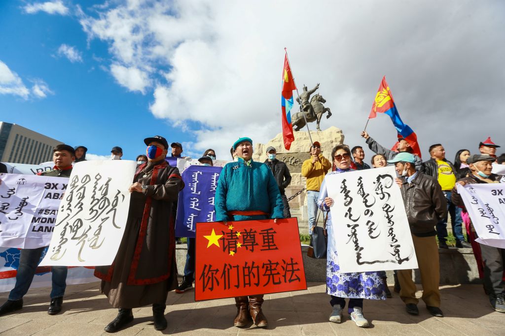 2020年9月15日，蒙古國民眾抗議王毅來訪，呼籲保護母語。（Byambasuren BYAMBA-OCHIR/AFP）
