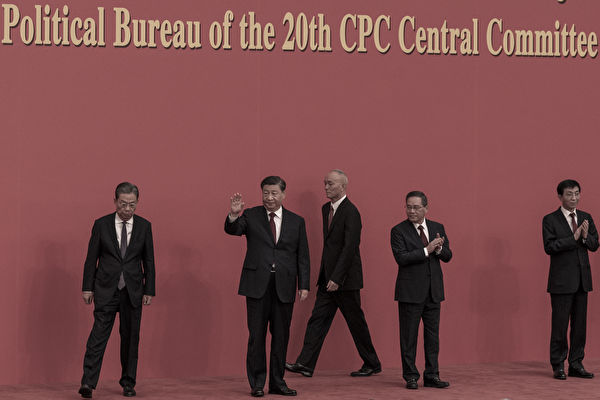 2022年10月23日，中國北京人民大會堂，新一屆中共政治局常委、總書記兼中共國家主席習近平（左二）、趙樂際（左）、蔡奇（左三）、李強（右二）和王滬寧（右）在與中外記者的新聞發布會上走到台上合照。（Kevin Frayer/Getty Images）