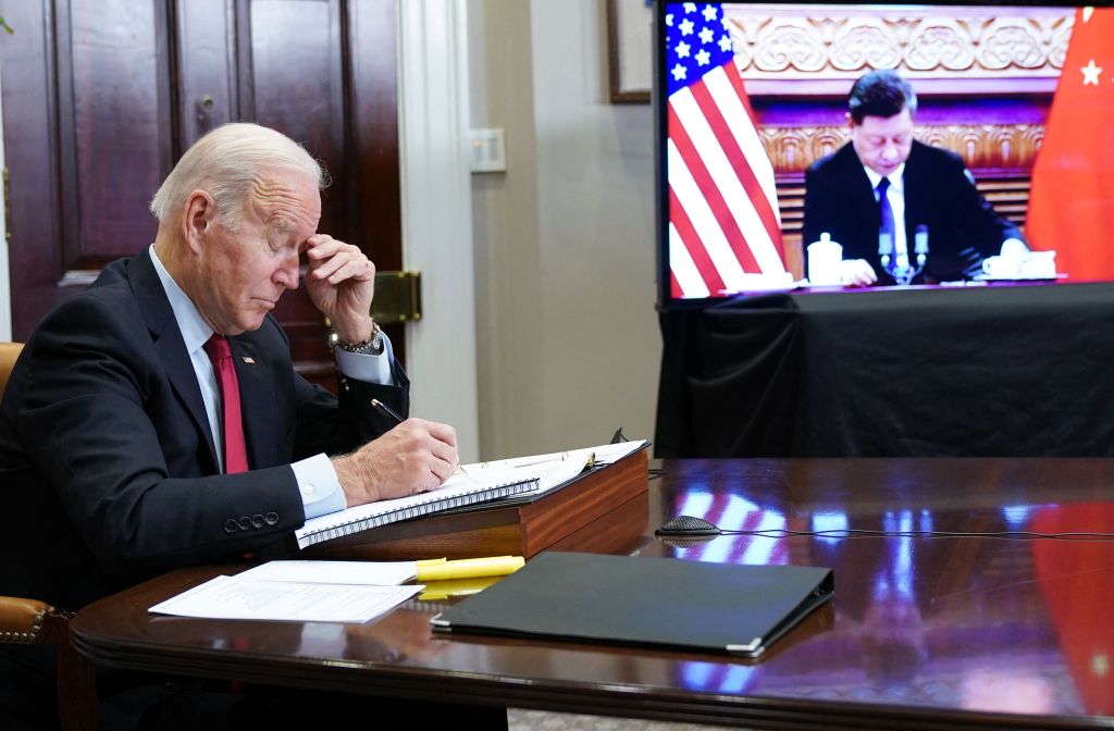 被中共視為軟弱的美國總統拜登（Joe Biden）上任一年，中共不斷高調挑釁，試圖迫使拜登讓步，實際弄巧成拙。圖為2021年11月15日，拜登在白宮與習近平進行視像會晤。（Mandel Ngan/Getty Images）