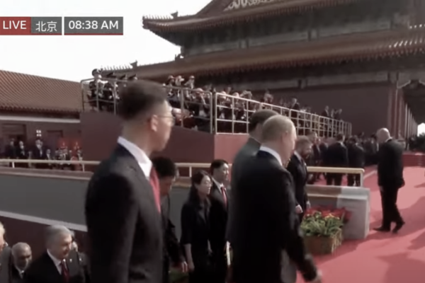 北京九三閱兵曝出罕見一幕,中共黨魁習近平與普京、金正恩走向天安門城樓前,突然談到「器官移植」,引爆輿論。(影片截圖)