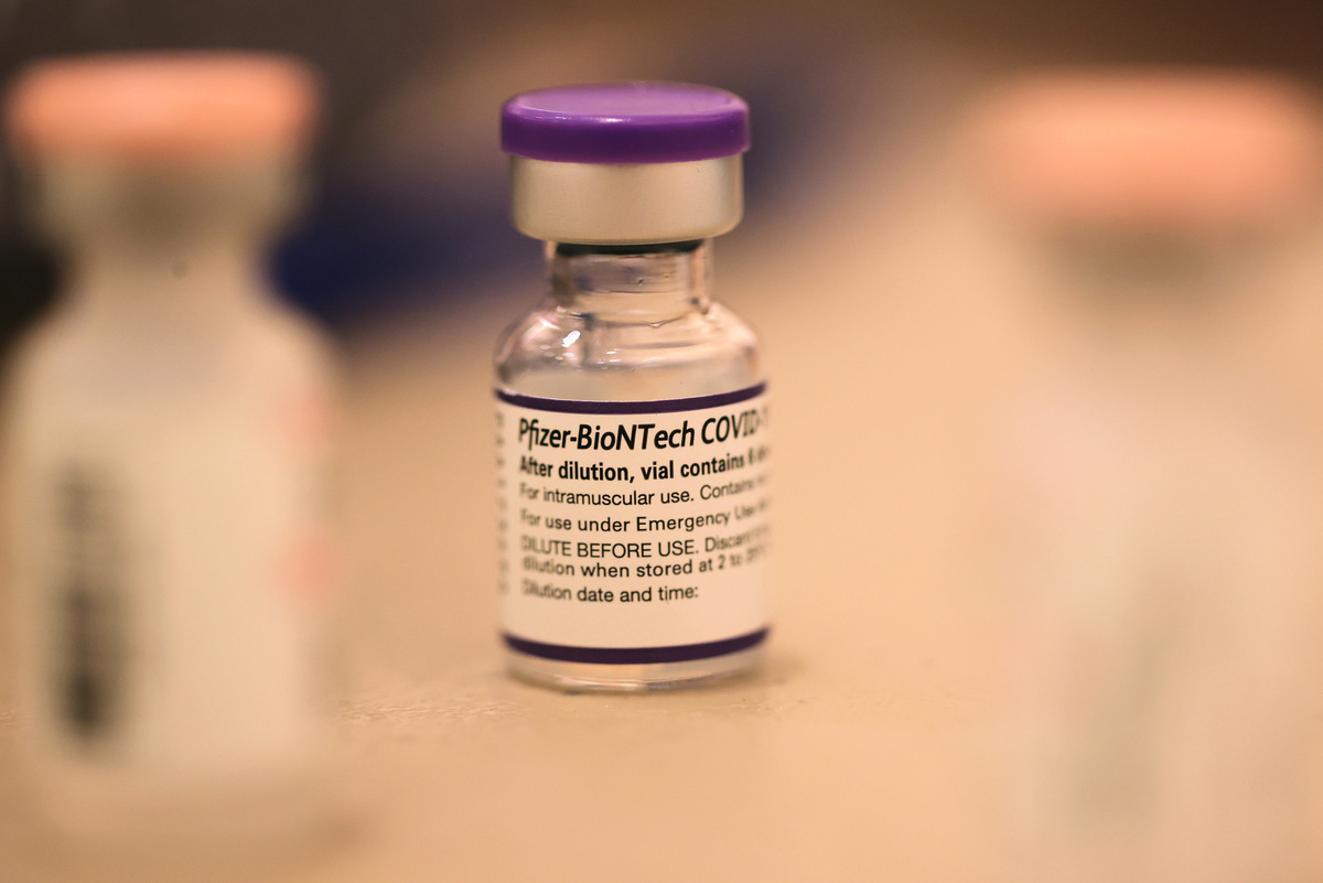 圖為2021年10月1日，加州一家診所的輝瑞COVID-19疫苗加強劑。（Justin Sullivan/Getty Images）