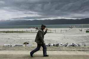 西寧政府要黨官請遊客到家中留宿 遭牴觸嘲諷