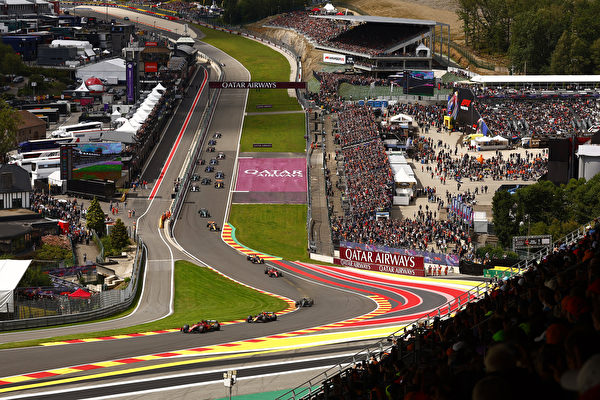 2023年7月30日,F1比利時站,從第六位發車的荷蘭車手韋斯達賓(Max Verstappen)率先衝線,成為F1史上第二位完成八連勝車手,並助紅牛車隊取得開季12連勝,再次刷新紀錄。圖為F1比利時站正賽比賽時的情景。(Francois Nel/Getty Images)