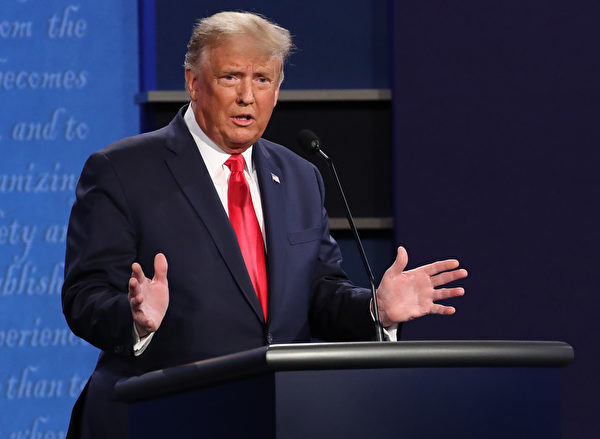 2020年10月22日，美東時間晚9點，美國大選最後一場總統辯論在納什維爾拉開帷幕。在辯論會上，美國總統特朗普再次指責，疫情是中共的錯。（Chip Somodevilla/Getty Images）