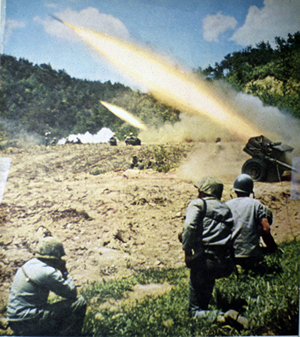 1951年，美軍在韓戰中發射密集炮火。（MPI/Hulton Archive/Getty Images）