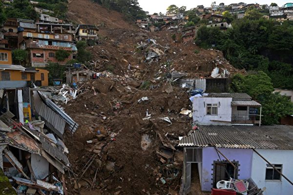巴西里約熱內盧州彼得羅波利斯市2月15日遭遇強降雨並導致山泥傾瀉。圖為2022年2月17日，彼得羅波利斯市受到泥石流破壞後的景象。（CARL DE SOUZA/AFP via Getty Images）