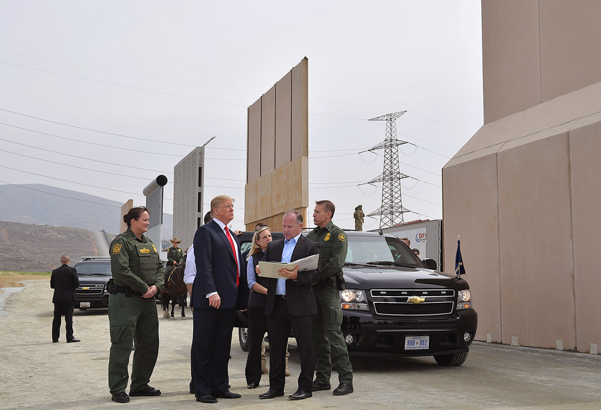 新墨西哥的奧特羅縣（Otero County）周三（4月18日）表示，因近幾個月來大量非法移民越境，促使該州宣佈進入緊急狀態，並要求州長派遣國民警衛隊保護邊境，否則該縣將採取法律行動。圖為美國總統2017年3月在聖地牙哥視察八面邊境牆模型牆。 （MANDEL NGAN/AFP/Getty Images）