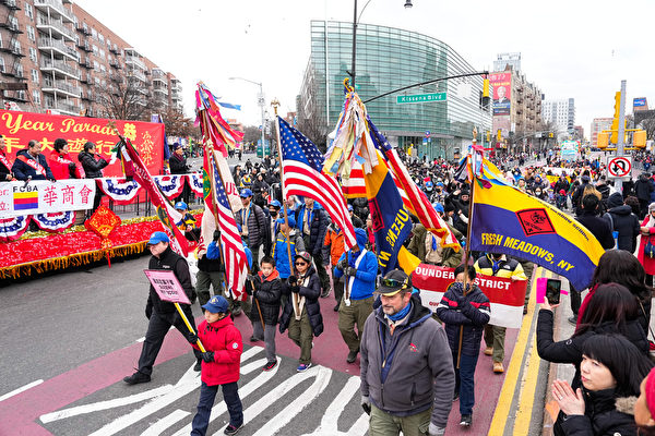 紐約最大華人社區法拉盛2023年1月21日（大年三十）舉行兔年新年大遊行，各級民意代表、民選官員向亞裔拜年。超十萬民眾夾道爭睹，歡呼喝采。（戴兵/大紀元）