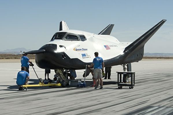 NASA研究型飛機出故障 肚皮著陸擦出火線