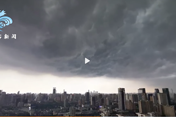 6月29日，上海出現罕見天氣。不少市民拍到黑雲壓城，白晝如夜，暴雨傾盆。 ​（影片截圖）