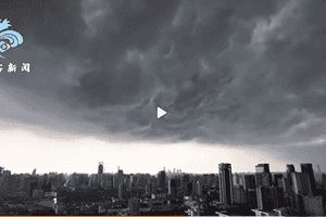 上海一天發四個天氣預警 暴雨傾盆黑雲壓城