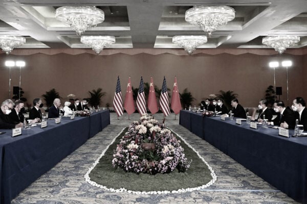 2022年11月14日，美國總統拜登（左）和中國領導人習近平（右）在印尼峇里島的努沙杜瓦舉行會談。（Saul Loeb/AFP via Getty Images）