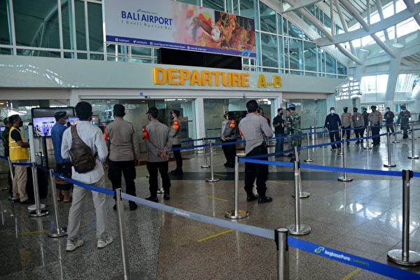 2021年10月14日，印尼峇里島（Bali Island）圖班（Tuban），COVID-19（中共病毒、新冠病毒）疫情趨緩，峇里島對19個國家的旅客重新開放。圖為伍拉賴國際機場（Ngurah Rai International Airport）的航站樓。（Sonny Tumbelaka/AFP via Getty Images）