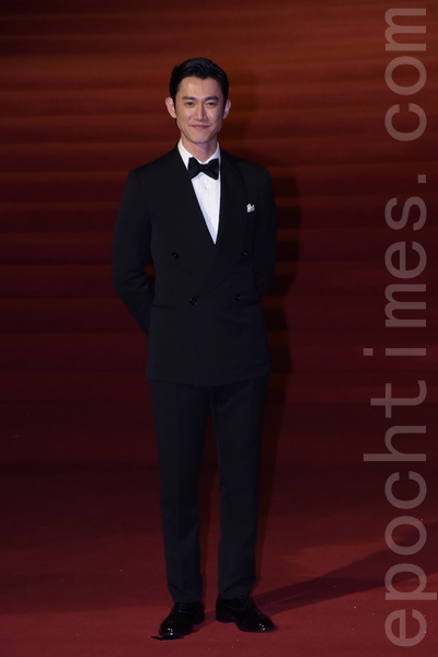 第60屆金馬獎星光大道，角逐本屆影帝的演員吳慷仁開心在紅毯亮相。（大紀元／黃宗茂）