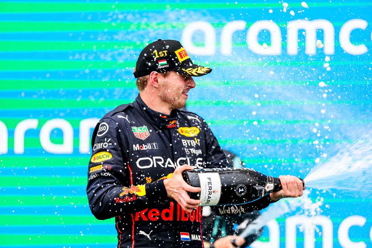 2022年7月31日，F1匈牙利站，從第十位發車的紅牛荷蘭車手韋斯達賓（Max Verstappen）成功逆襲，奪得本賽季第八個分站冠軍。圖為韋斯達賓在頒獎禮上噴灑香檳慶祝勝利瞬間。（Peter Fox/Getty Images）