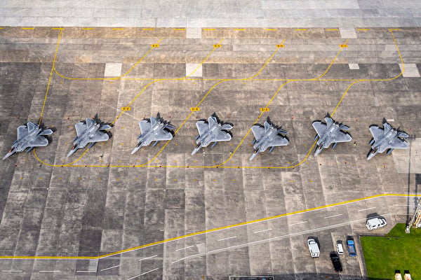 2018年7月9日，8架美國空軍的F-22猛禽戰鬥機部署在日本橫田空軍基地。（美國空軍）