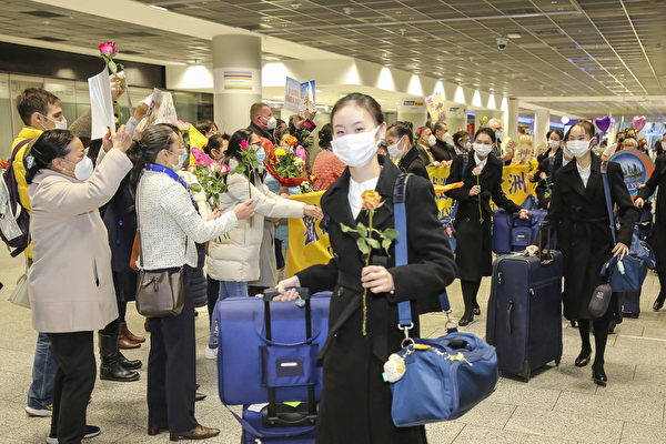 2022年1月5日中午，神韻環球藝術團抵達德國法蘭克福國際機場，東西方神韻粉絲在接機廳熱情歡迎。（Matthias Kehrein／大紀元）