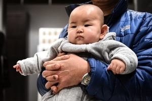 中國人口出生率 首次跌破1%