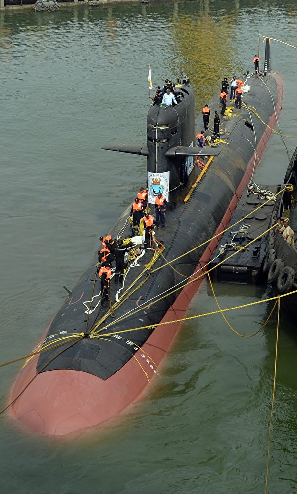 2015年10月29日，印度建成第一艘卡爾瓦里級潛艇。（Indranil Mukherjee/AFP via Getty Images）