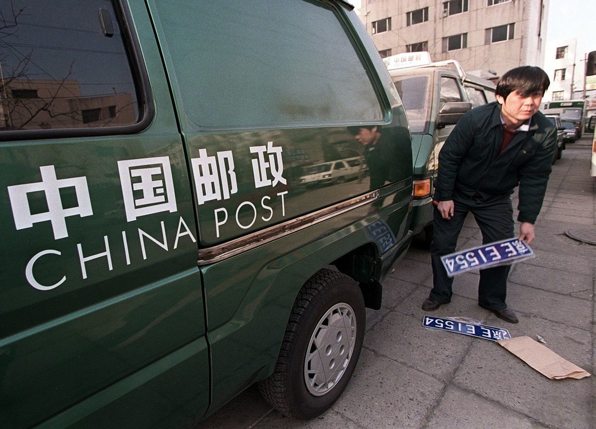 圖為中國郵政車。（GOH CHAI HIN/AFP via Getty Images）