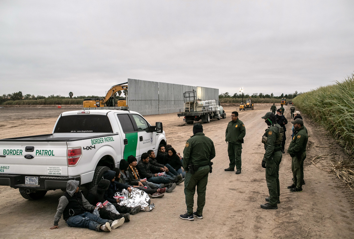 近日，在美國南部邊境，人口和毒品走私犯罪激增，大量非法越境者湧入德州，給當地的治安帶來極大威脅。圖為2019年12月11月，執法人員在德州邊境附近抓捕的非法移民。（John Moore/Getty Images）