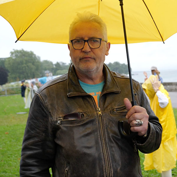 7月15日，日內瓦市議員 Luc Barthassat冒雨在法輪功學員7.20反迫害活動上講話。（李雙明／大紀元）