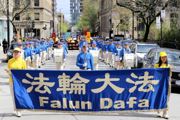5月10日,加拿大魁北克省部份法輪功學員在滿地可舉行大遊行,慶祝世界法輪大法日。(大紀元)