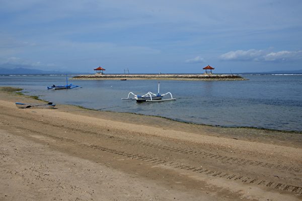 2021年10月14日，印尼峇里島（Bali Island）登巴薩（Denpasar）附近，COVID-19（中共病毒、新冠病毒）疫情趨緩，峇里島對19個國家的旅客重新開放。圖為冷清的沙努爾海灘（Sanur Beach）。（Sonny Tumbelaka/AFP via Getty Images）
