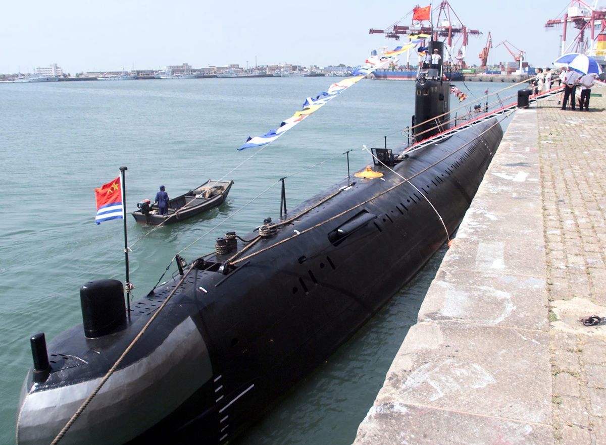 2000年8月2日，中共海軍從俄羅斯購買的一艘基洛級潛艇停泊在青島港口。（Goh Chai Hin/AFP via Getty Images）