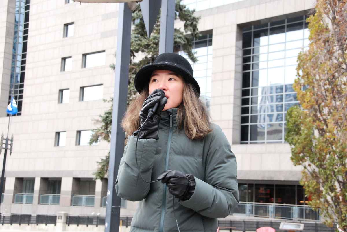 2022年11月19日下午，韋漪涵參加在多倫多北約克市政廳廣場前反抗中共暴政，聲援彭載舟集會遊行活動。（伊鈴／大紀元）