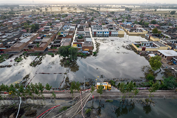 2021年10月10日，中國山西省晉中市介休市，暴雨造成洪災。（STR/AFP via Getty Images）