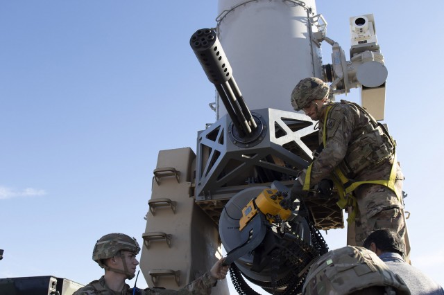 2020年1月31日，美軍士兵在美國俄克拉荷馬州的希爾堡為陸基方陣武器系統裝載彈藥。（美國陸軍）