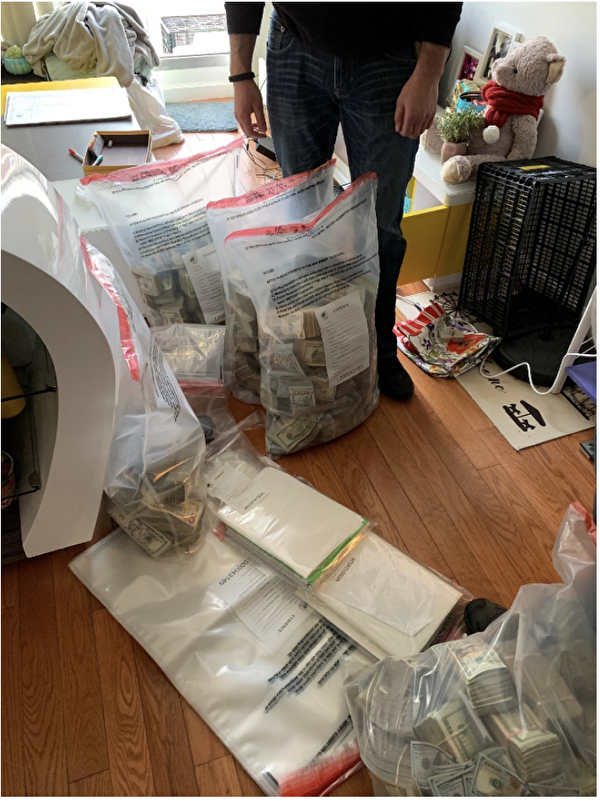探員在江敬東的起居室和睡房內發現了大量的美元現鈔，放在袋子裏和碗中。（取自南區聯邦檢察官起訴書）