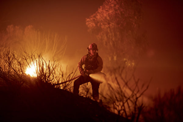 2021年10月12日，美國加州戈利塔（Goleta）附近，阿里薩爾大火（Alisal fire）延燒，一位消防員正在滅火。（David McNew/Getty Images）
