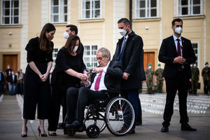 捷克總統澤曼周四出院 檢測呈陽性又送醫