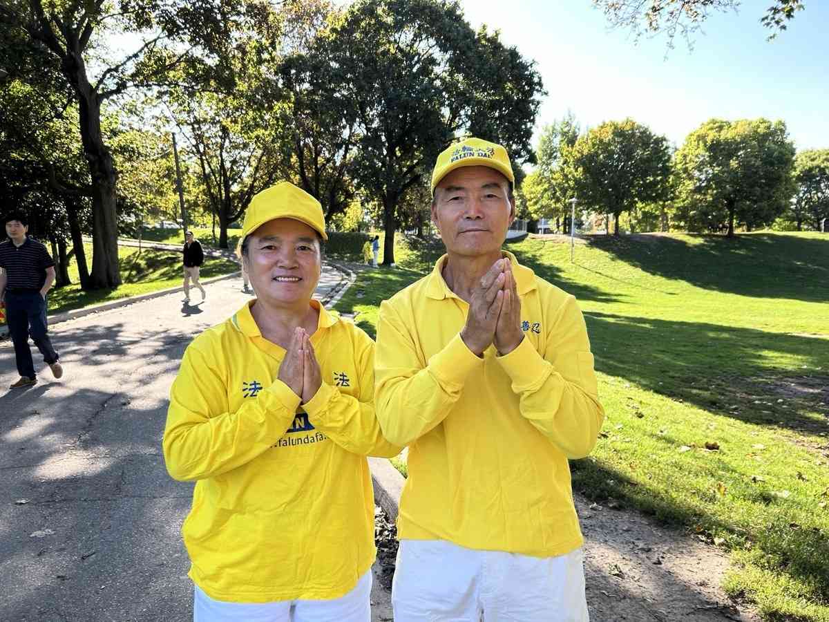 2025年9月28日,多倫多法輪功學員李國海和太太薛守麗恭祝李洪志師父中秋快樂。李國海說:「回想起我走過的路,遇到很多大關大難,都是慈悲偉大的師父看護、化解磨難,千言萬語也表達不了師父的救度之恩。」(伊鈴/大紀元)