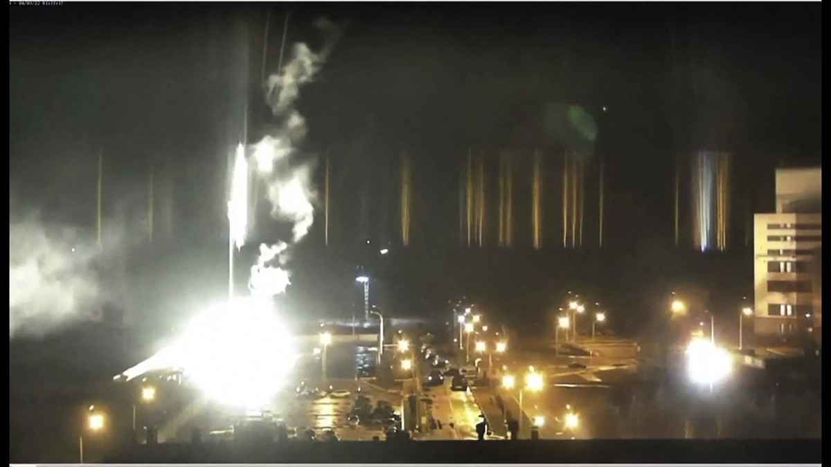 2022年3月4日凌晨，俄羅斯軍隊轟炸烏克蘭扎波羅熱核電站引發火災。（AFP/Zaporizhzhia NPP/ESN）