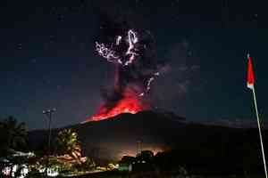 印尼勒沃托比火山再噴發 灰雲衝至萬米高空
