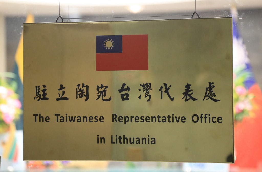 2021年11月18日，台灣駐立陶宛代表處在立陶宛首都維爾紐斯正式掛牌成立。這是全球第一個在台灣非邦交國以「台灣」名義設立的代表處，獲得美國政府和歐美議員的大力支持。（PETRAS MALUKAS/AFP）
