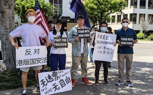 華裔青年洛杉磯中領館前聲援香港：黎智英李柱銘等不該被判